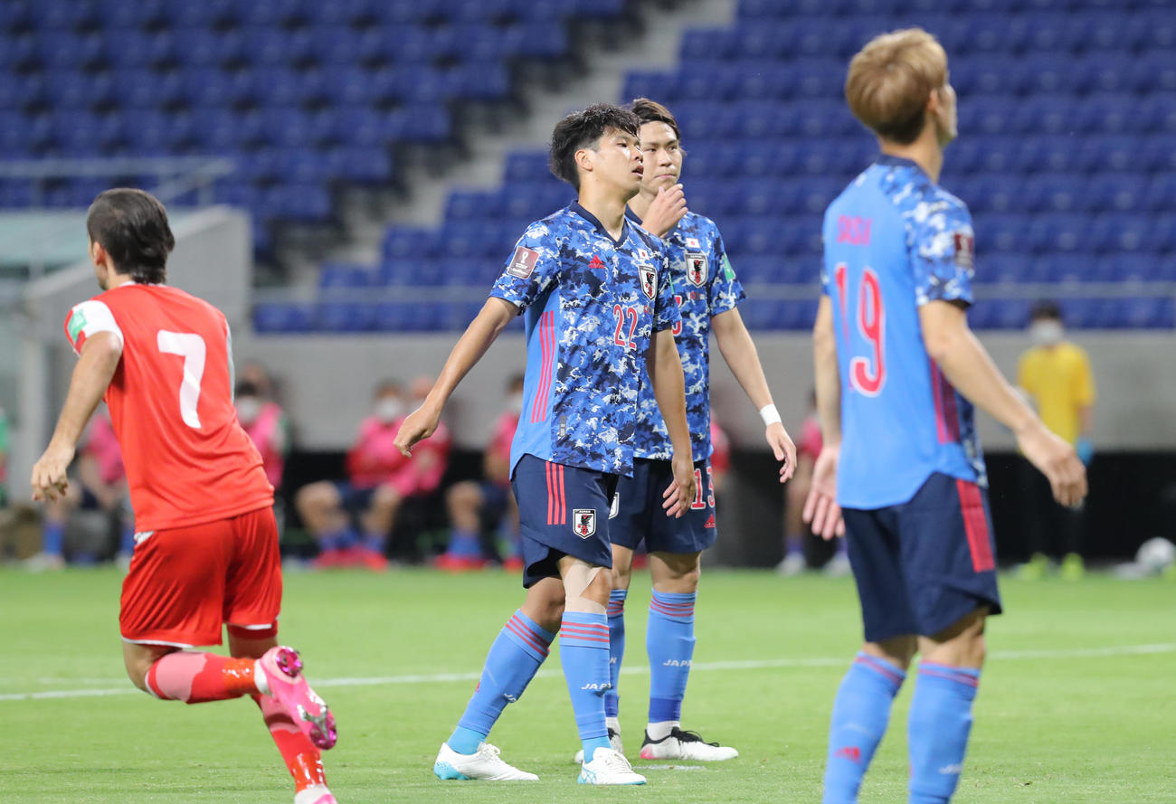 日本対タジキスタン　前半、悔しい表情を見せる山根ら（撮影・垰建太）
