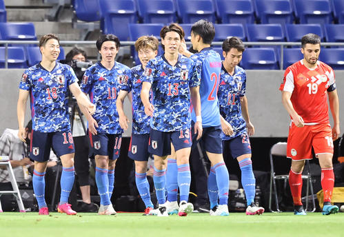 日本対タジキスタン 前半、ゴールを決めた南野(左から2人目)は古橋(同3人目)らと喜び合う(撮影・垰建太)