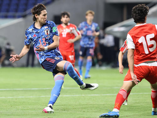 日本対タジキスタン 後半、代表初ゴールを決める橋本(左)(撮影・垰建太)