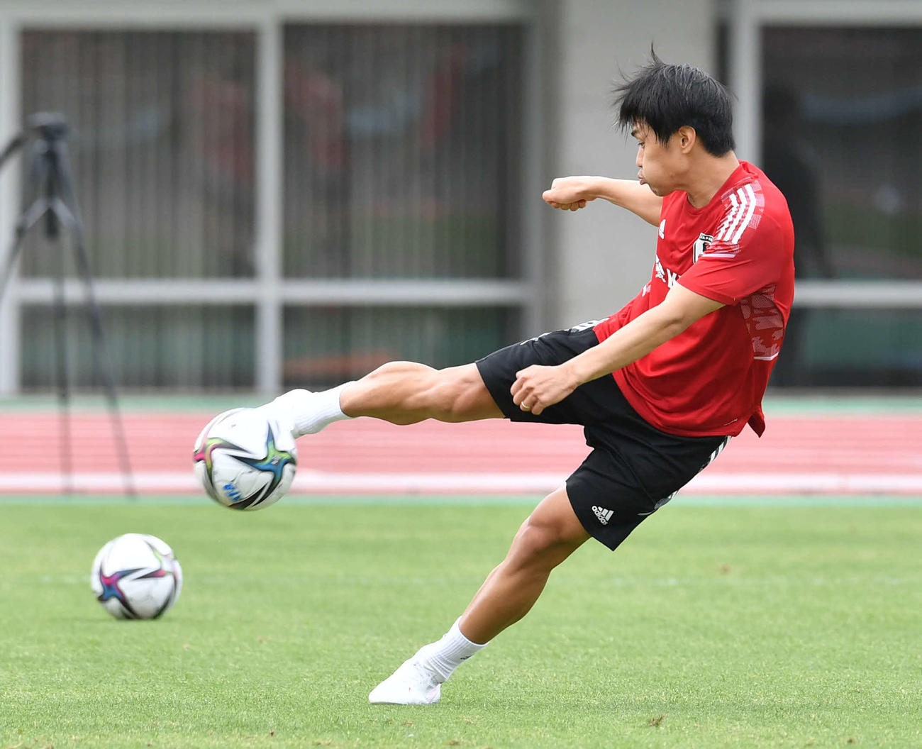 攻撃練習でシュートを放つ食野（撮影・岩下翔太）