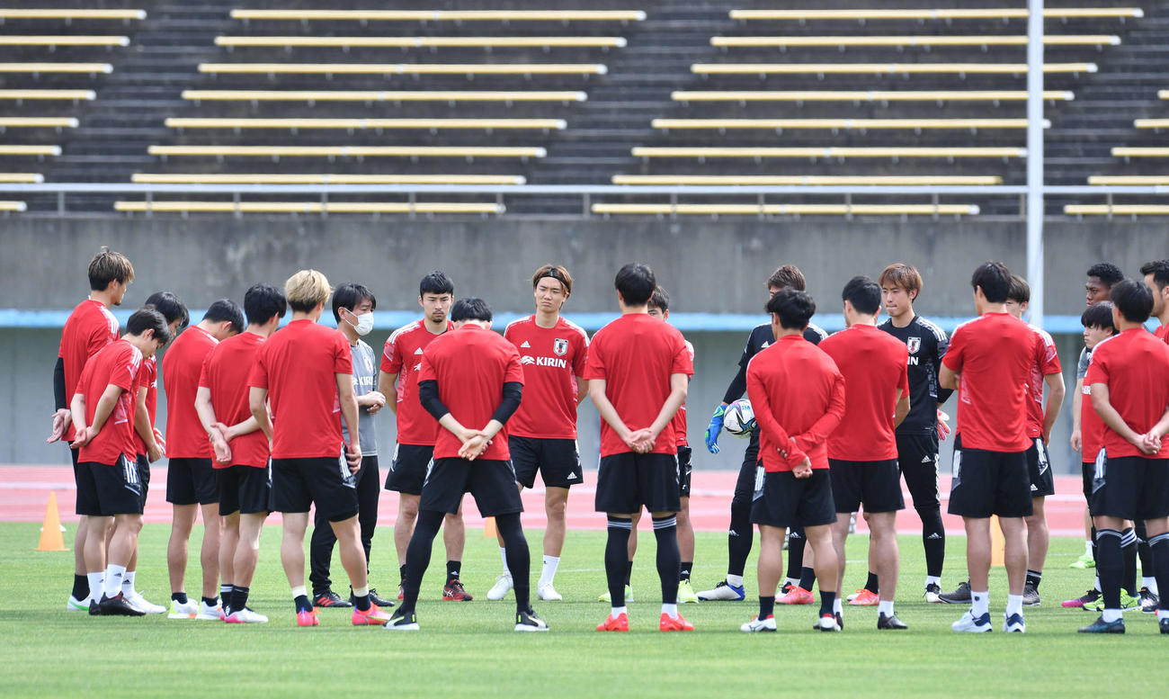 練習開始前に円陣を組むU－24日本代表イレブン（撮影・岩下翔太）
