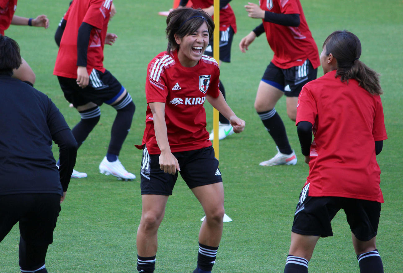 なでしこジャパン合宿初日、笑顔で練習する岩渕（中央）