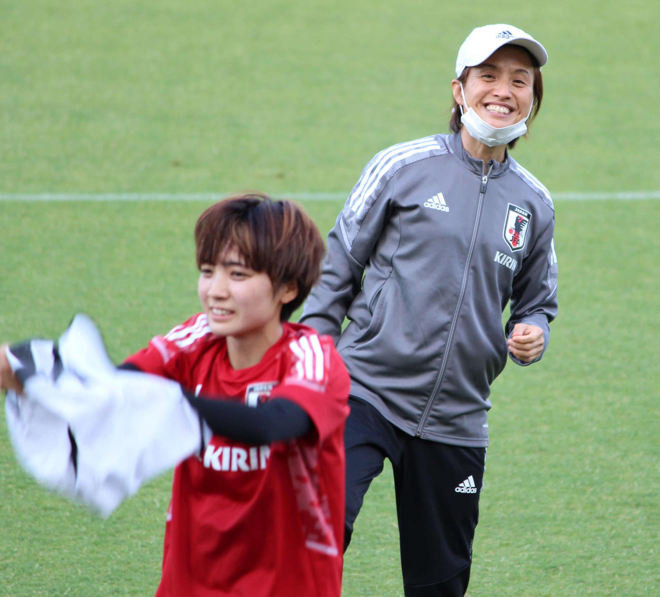 なでしこジャパン合宿初日、練習中に笑顔を見せる高倉監督（右）。左は北村