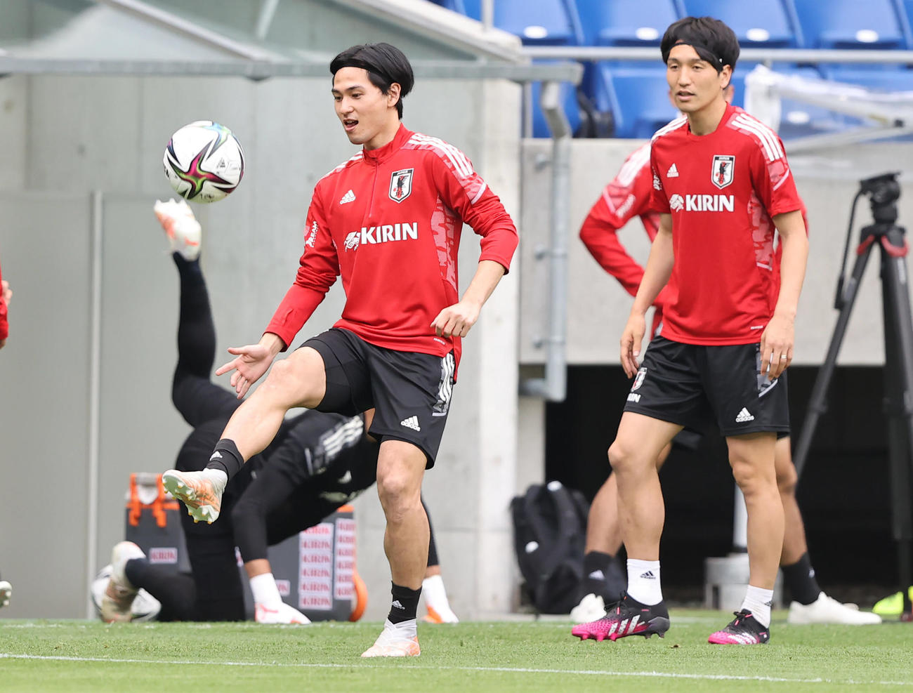 ボールを触る南野（左）と原口（2021年6月6日撮影）