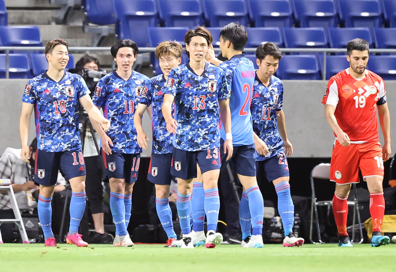 日本対タジキスタン　前半、ゴールを決めた南野（左から2人目）は古橋（同3人目）らと喜び合う（撮影・垰建太）