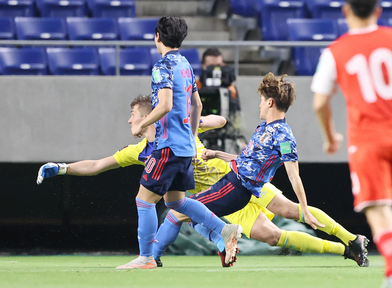 日本対タジキスタン　前半、先制ゴールを決める古橋（左から3人目）（撮影・垰建太）