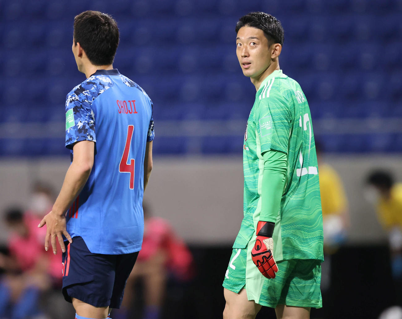 日本対タジキスタン　前半、アジア2次予選で初失点を喫してスコアボードに視線を送るGK権田（右）。左は昌子（撮影・垰建太）