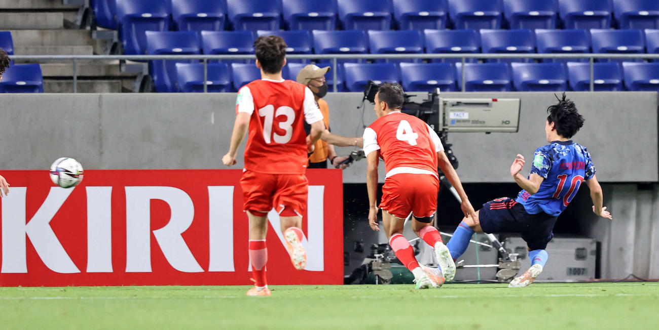 日本対タジキスタン　前半、クロスに左足で合わせ、W杯予選7戦連続となる勝ち越しゴールを決める南野（右）（撮影・垰建太）