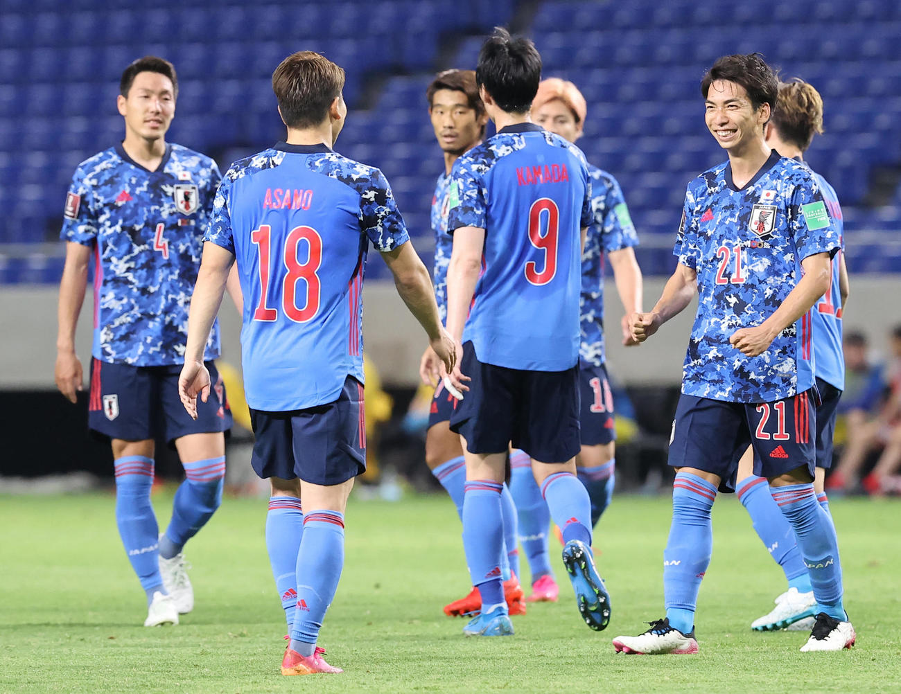 日本対タジキスタン　後半、川辺を祝福するイレブン（撮影・垰建太）