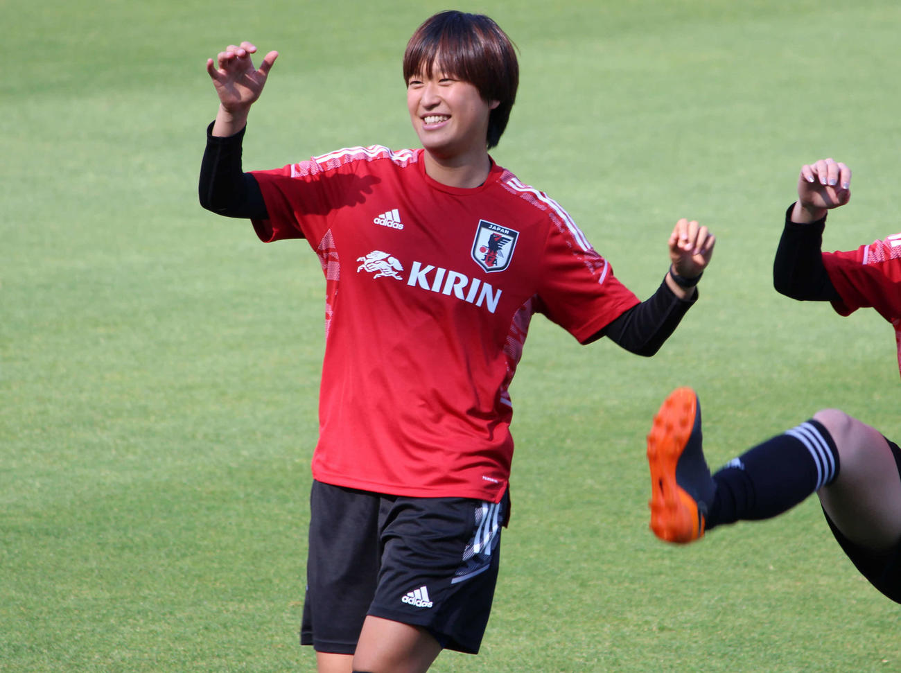 なでしこジャパン合宿2日目、アップ中笑顔を見せるDF宝田沙織