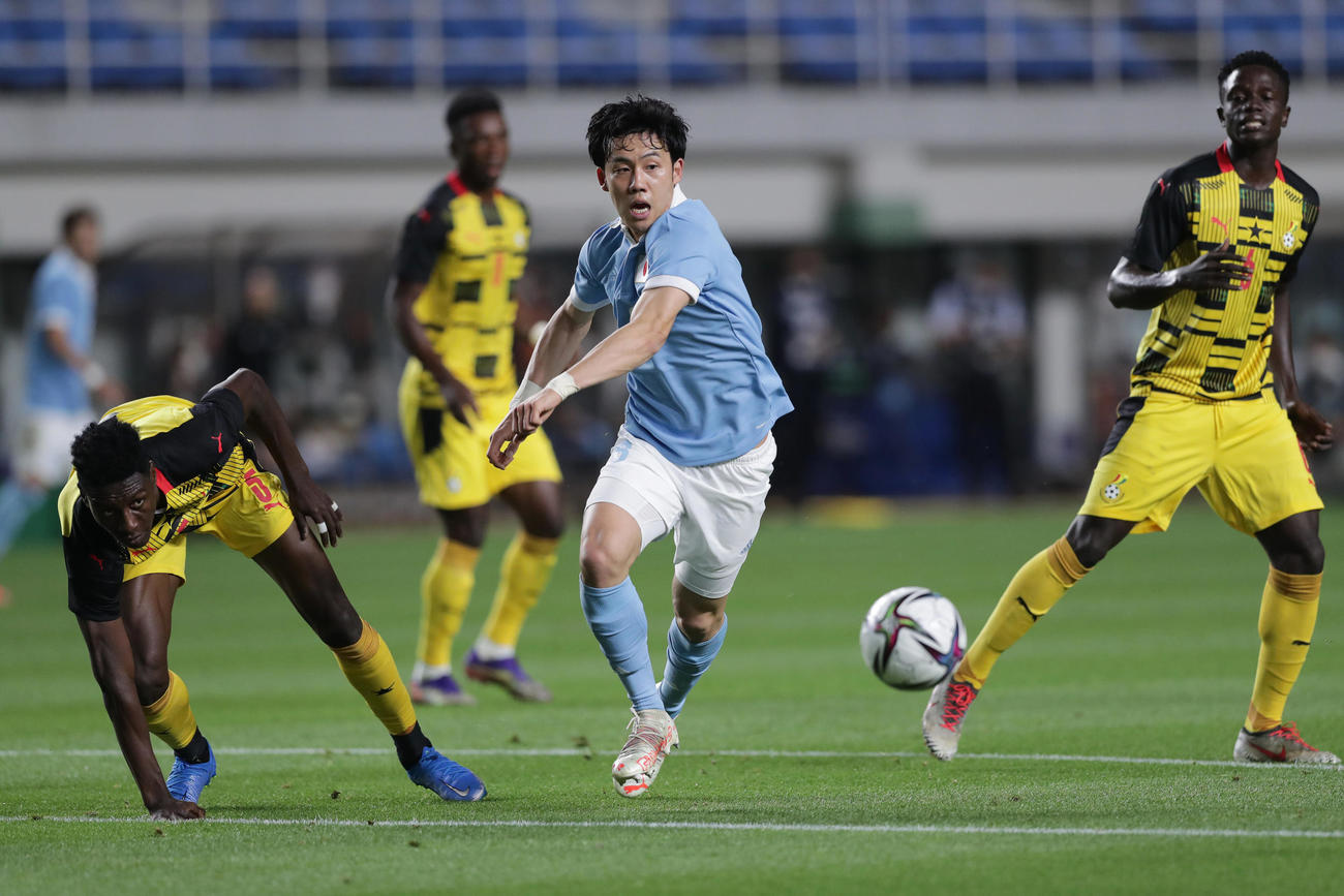 5日、U－24日本対U－24ガーナ　前半、プレスで相手選手からボールを奪う遠藤航