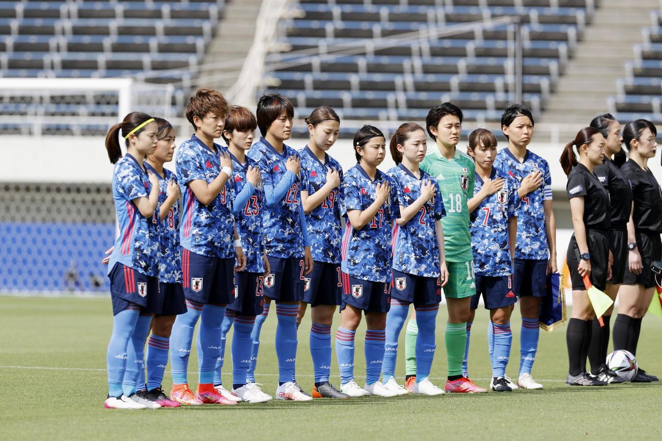 ウクライナ戦を前に、国歌斉唱する女子日本代表（共同）
