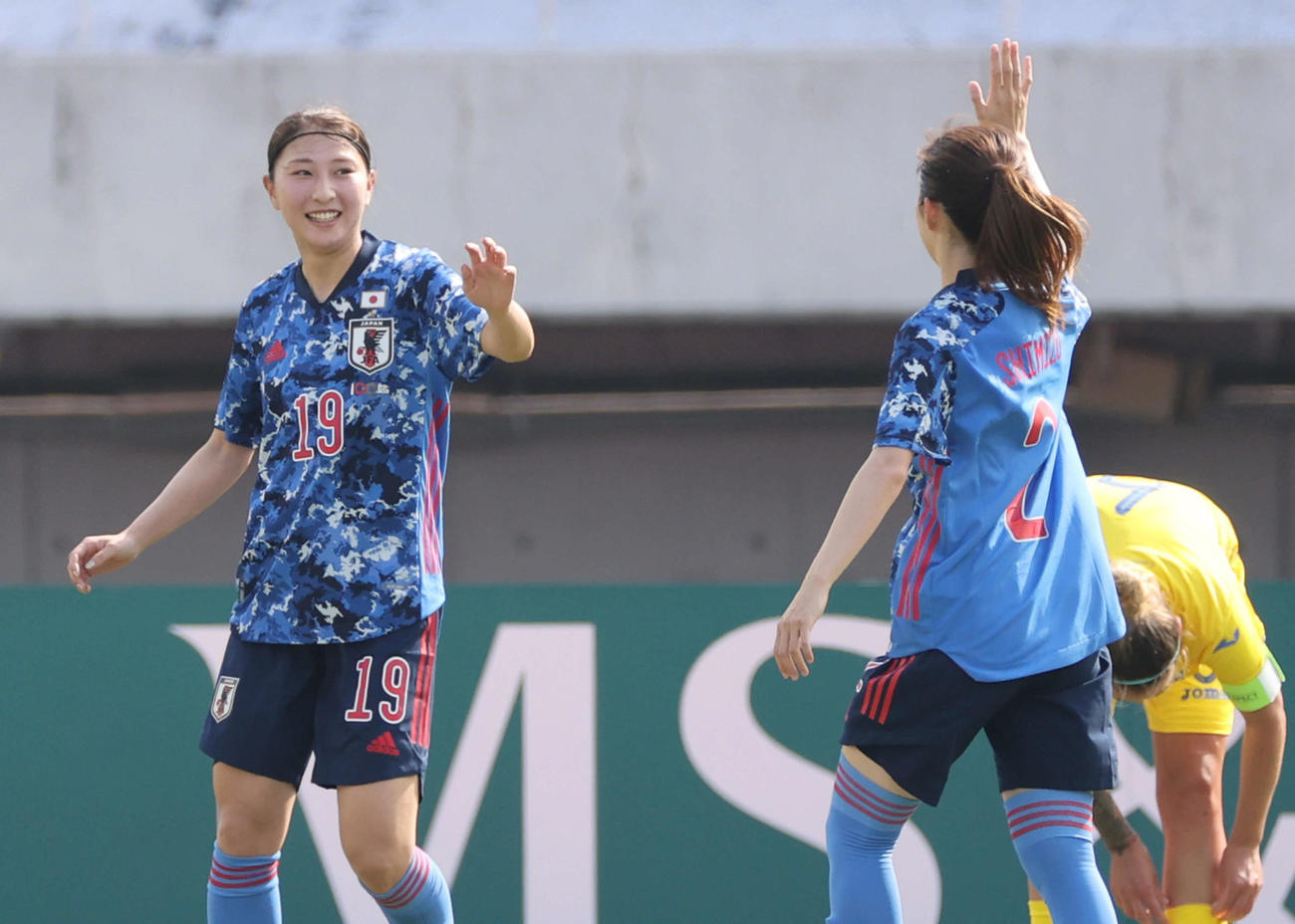 なでしこジャパン対ウクライナ女子代表　前半　4点目のゴールを決める塩越（左）（撮影・加藤孝規）