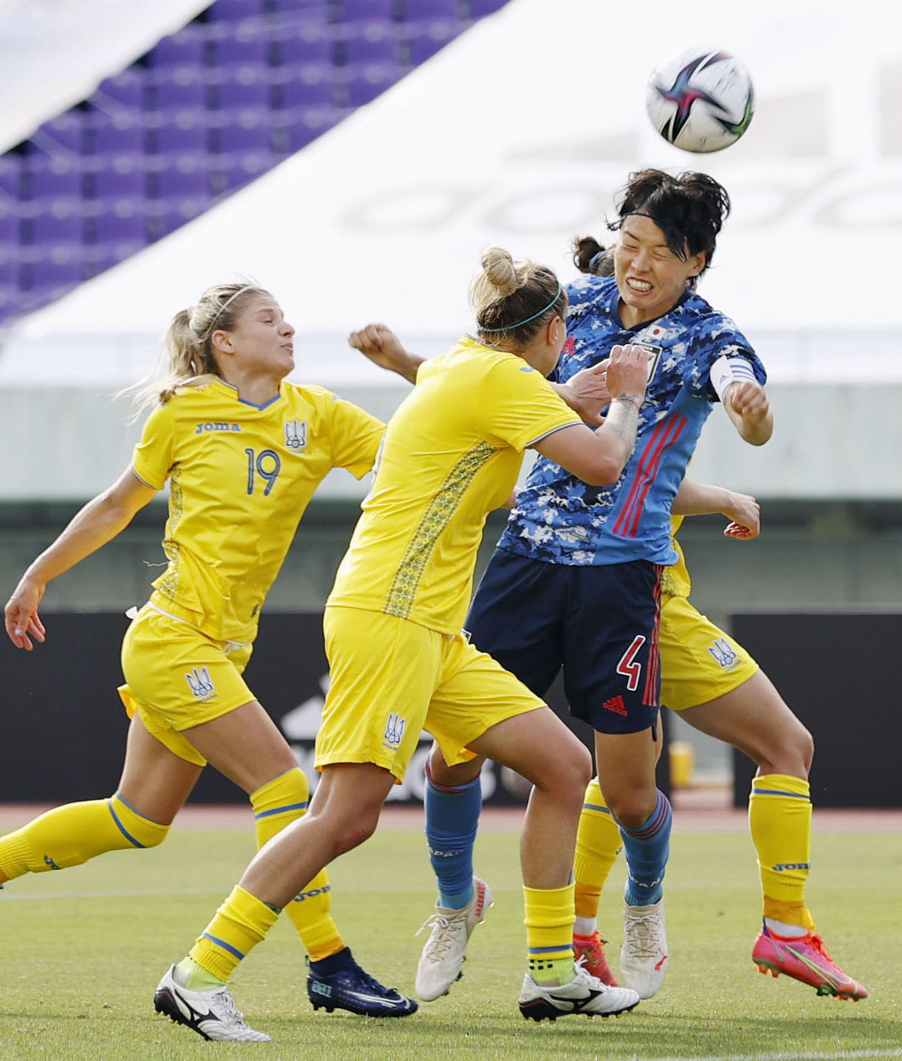 後半、ゴール前で競り合う熊谷（共同）