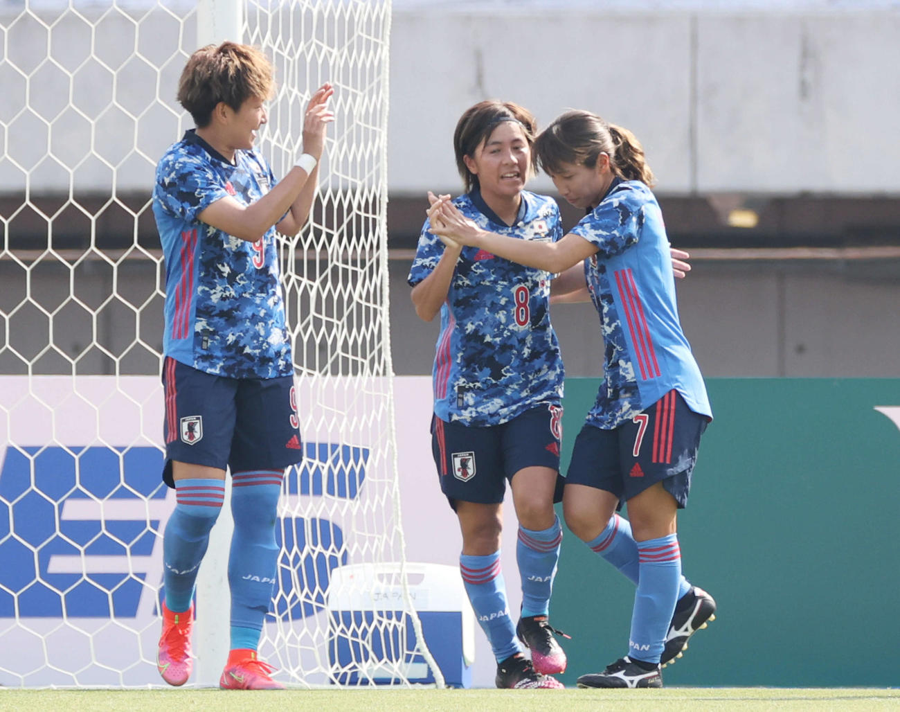なでしこジャパン対ウクライナ女子代表　2点目のゴールを決め、喜ぶ岩渕（中央）ら（撮影・加藤孝規）