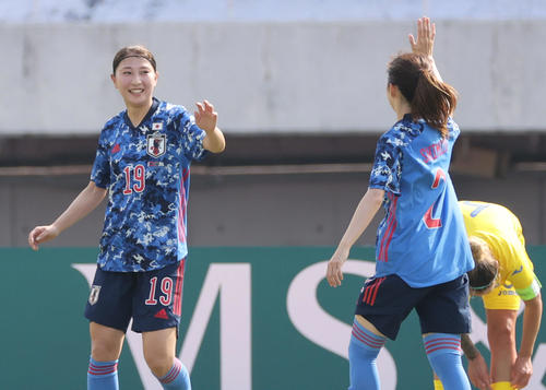 なでしこジャパン対ウクライナ女子代表 前半 4点目のゴールを決める塩越(左)(撮影・加藤孝規)