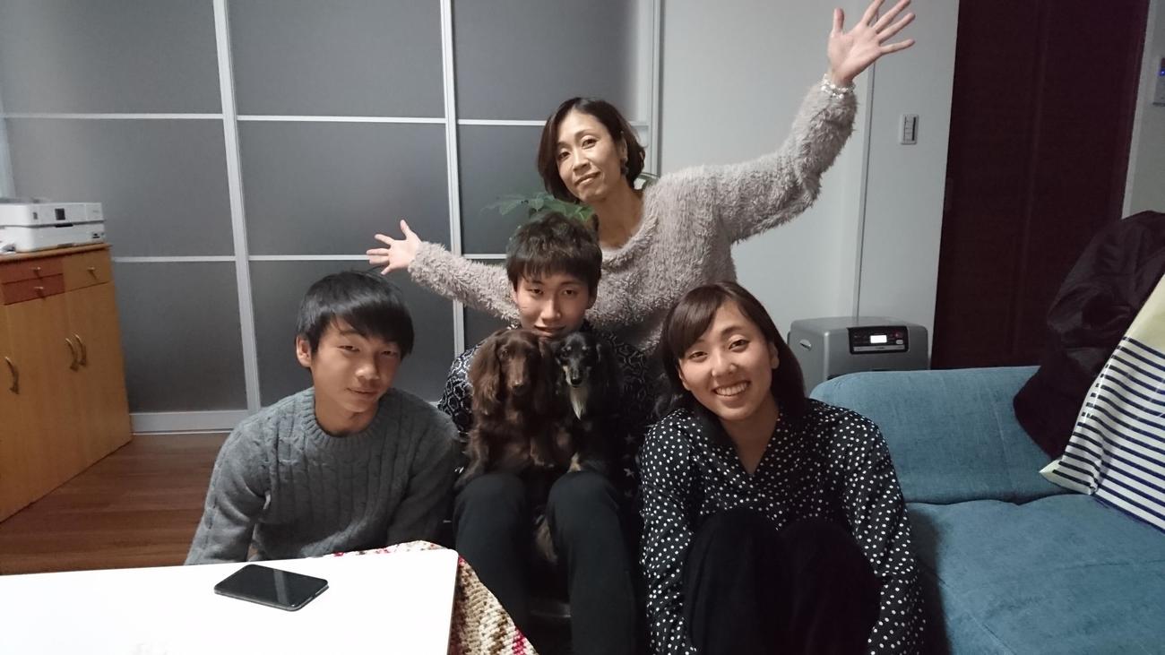 鳥栖時代のMF鎌田大地（中央）と母貴子さん（後方）、妹夏芽さん（右）、左は現在J3福島に所属する弟大夢。愛犬は右がココ、左がバロン（家族提供）
