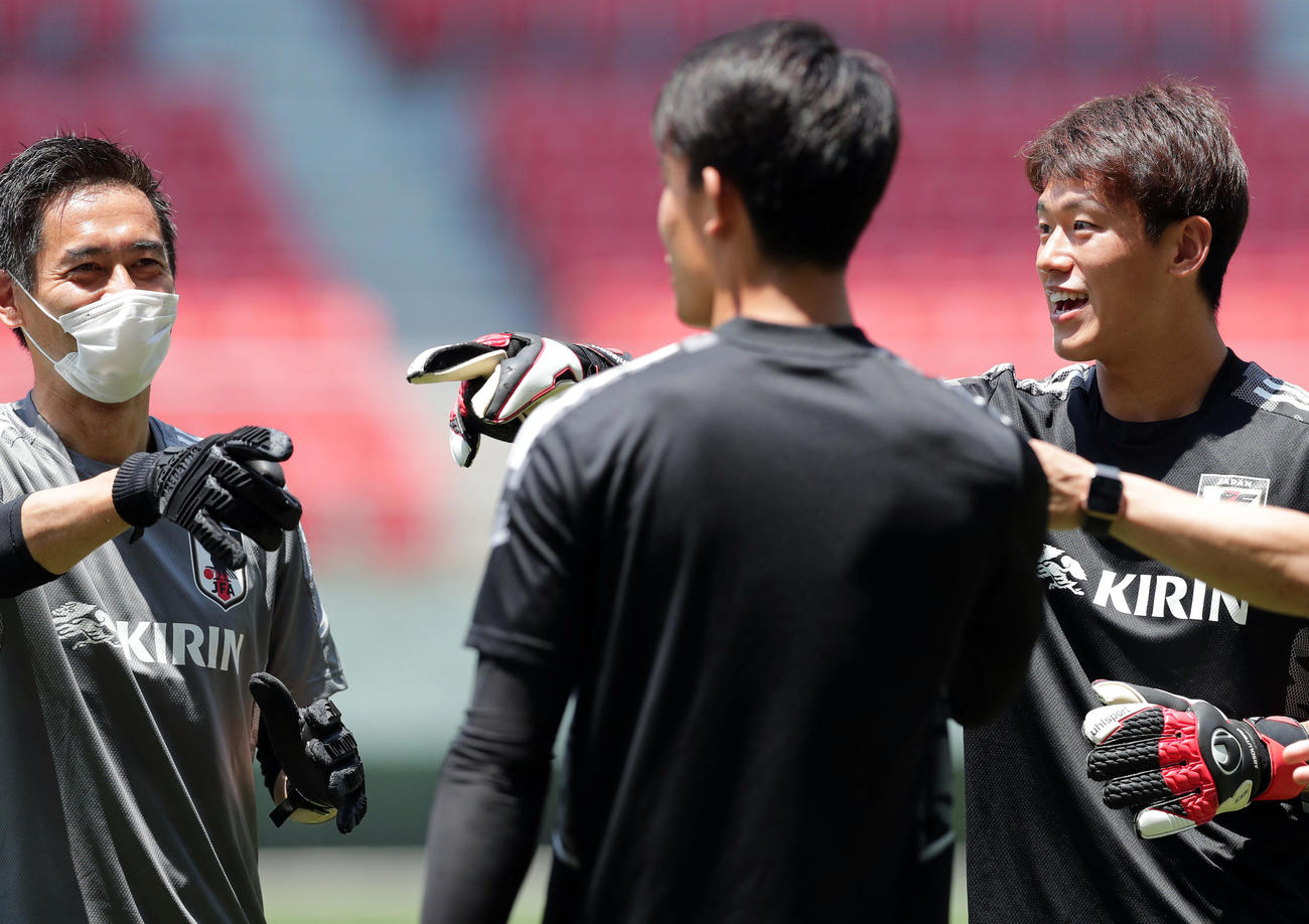 U－24日本代表練習　練習中、笑顔を見せるGK沖悠哉（右）。左は川口能活GKコーチ（撮影・前田充）