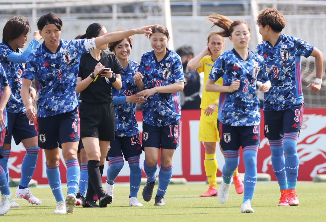 なでしこジャパン対ウクライナ女子代表　前半　先制ゴールを決め喜ぶ塩越（中央）（撮影・加藤孝規）