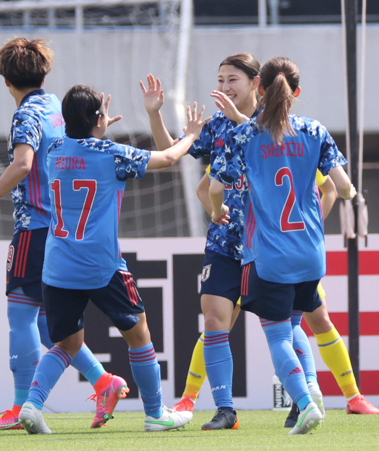 なでしこジャパン対ウクライナ女子代表　前半　先制ゴールを決め喜ぶ塩越（右から2人目）（撮影・加藤孝規）
