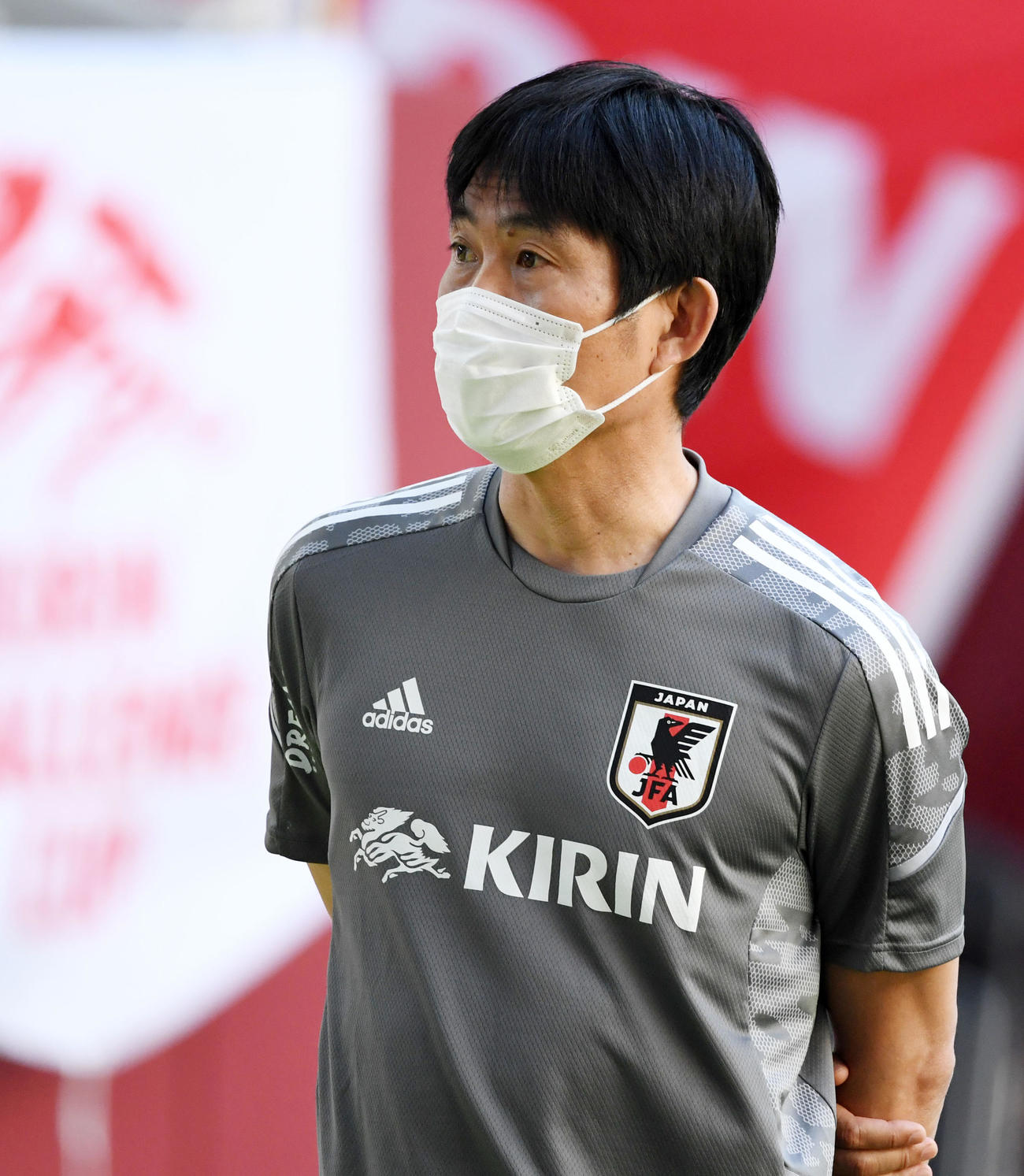 練習を見つめる森保監督（撮影・横山健太）