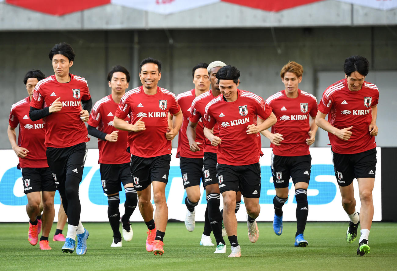 ランニングをする日本代表イレブン（撮影・横山健太）