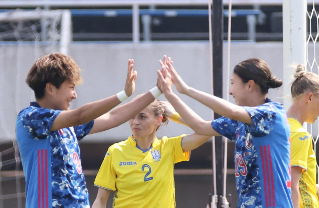 国際親善試合なでしこジャパン対ウクライナ女子代表　前半　先制ゴールを決め喜ぶ塩越柚歩（右）（撮影・加藤孝規）