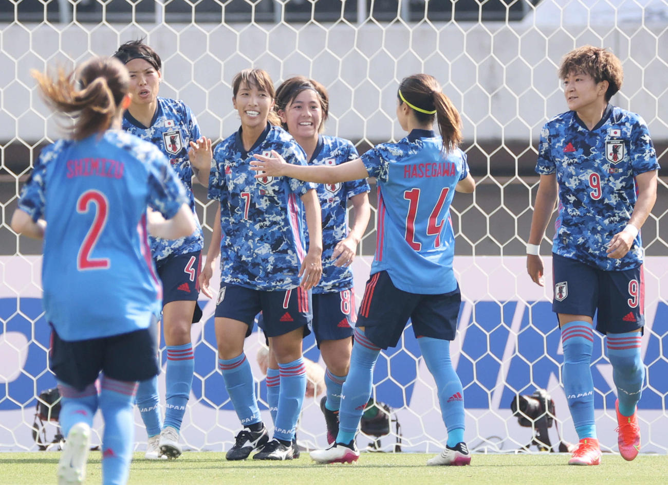 国際親善試合なでしこジャパン対ウクライナ女子代表　前半　2点目のゴールを決め、喜ぶ岩渕真奈（中央）ら（撮影・加藤孝規）