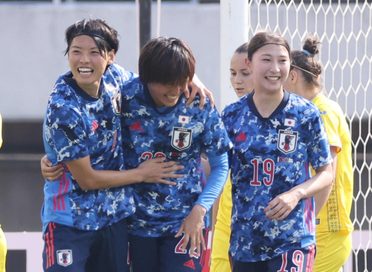 なでしこジャパン対ウクライナ女子代表　3点目のゴールを決め、喜ぶ宝田（中央）。右は塩越。左は熊谷（撮影・加藤孝規）
