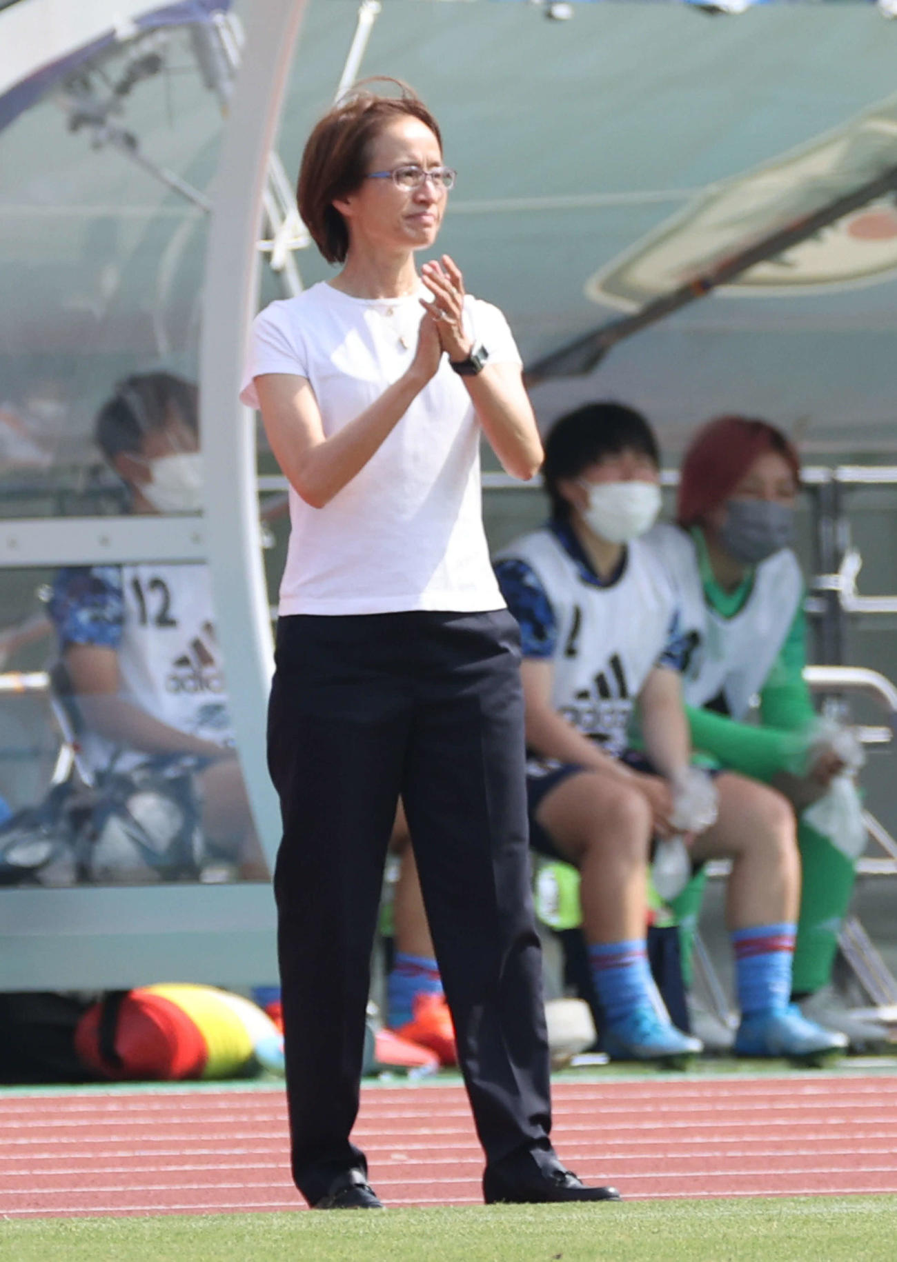 日本対ウクライナ　前半、手をたたく高倉監督（撮影・加藤孝規）