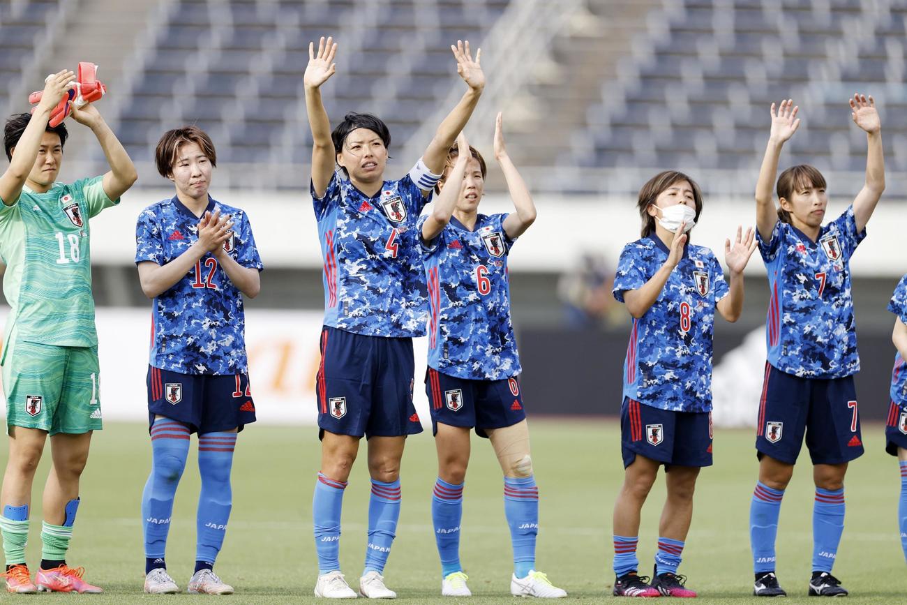 ウクライナに大勝し、サポーターにあいさつする（左から）なでしこジャパンGK山下、遠藤、熊谷ら（共同）