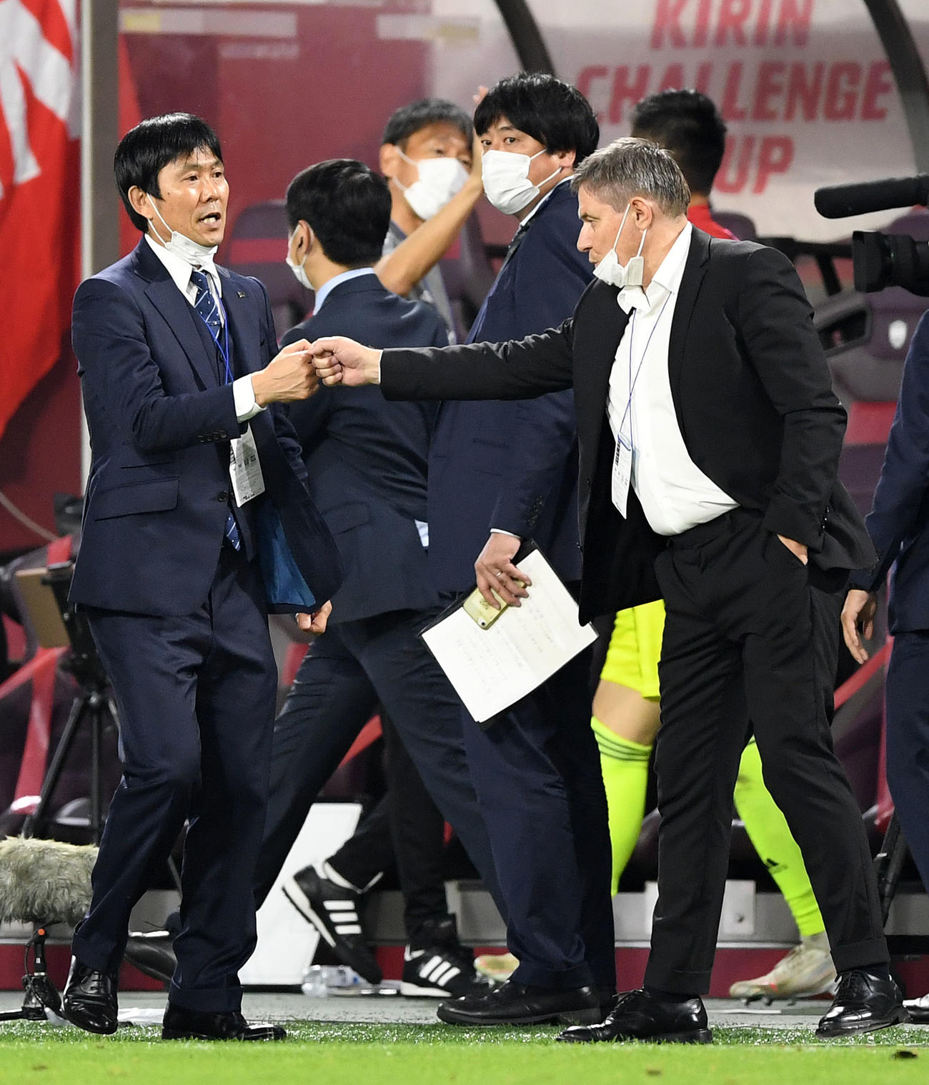 日本対セルビア　試合を終えタッチを交わす森保監督（左）とセルビア代表のストイコビッチ監督（右）（撮影・横山健太）