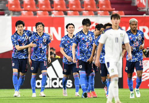 日本対セルビア　後半、伊東純也のゴールで先制し歓喜する日本代表イレブン（撮影・横山健太）