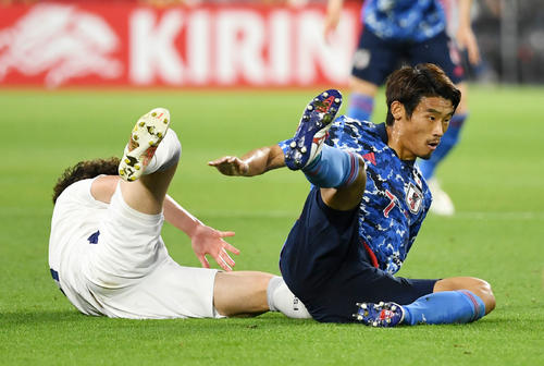 日本対セルビア　前半、スライディングをする守田（撮影・横山健太）