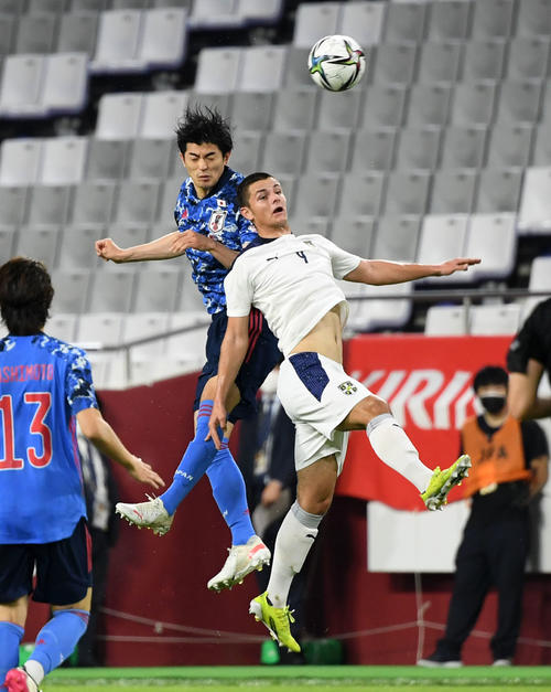 日本対セルビア　前半、ヘディングでクリアする谷口（撮影・横山健太）
