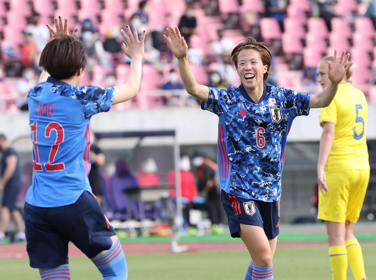 なでしこジャパン対ウクライナ女子代表　後半、6点目を決めた杉田（右）（撮影・加藤孝規）