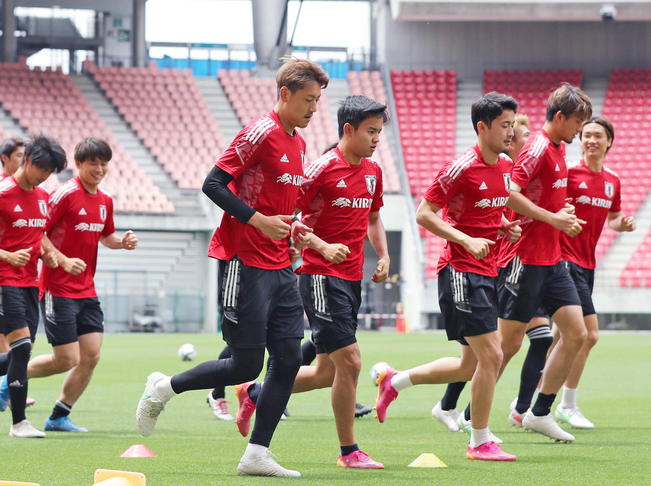 ランニングする瀬古（中央）と久保（同右）ら（撮影・前田充）