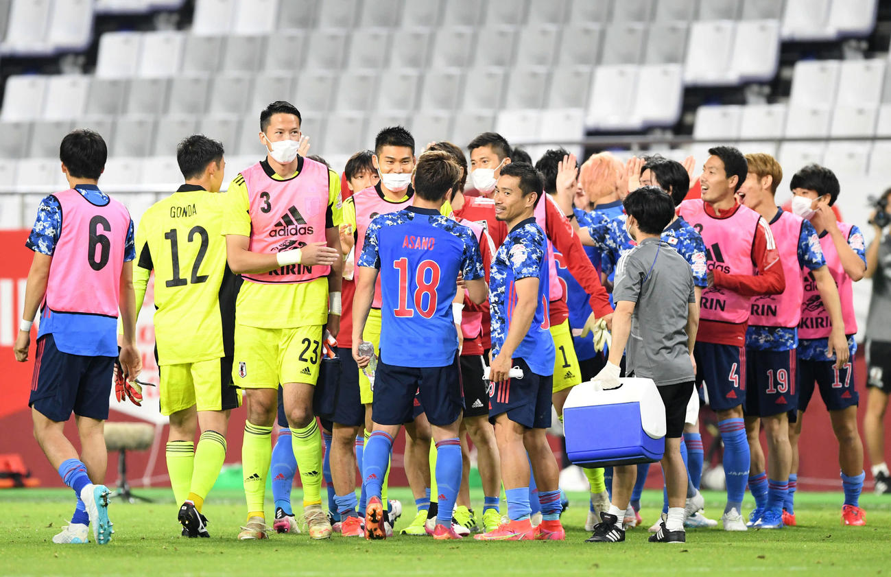 日本対セルビア　セルビアに勝利しタッチを交わす日本代表イレブン（撮影・横山健太）