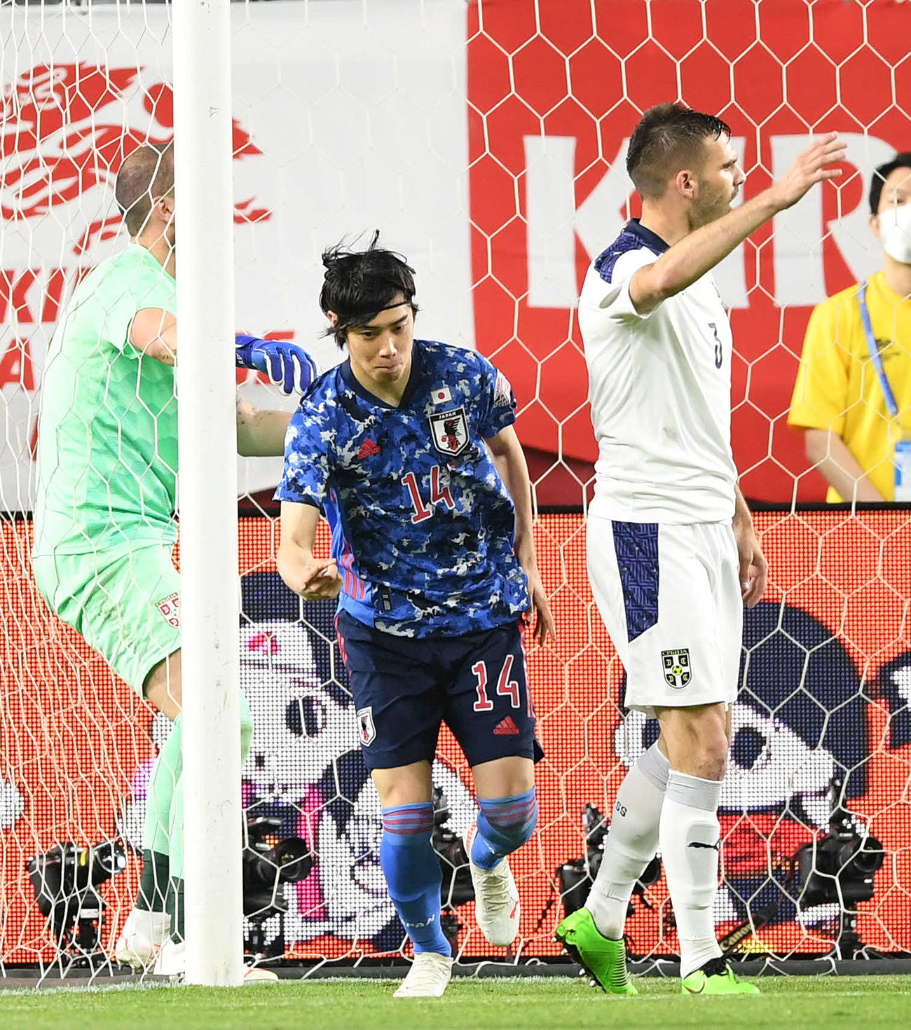 日本対セルビア　後半、ゴールを決めガッツポーズする伊東（撮影・横山健太）