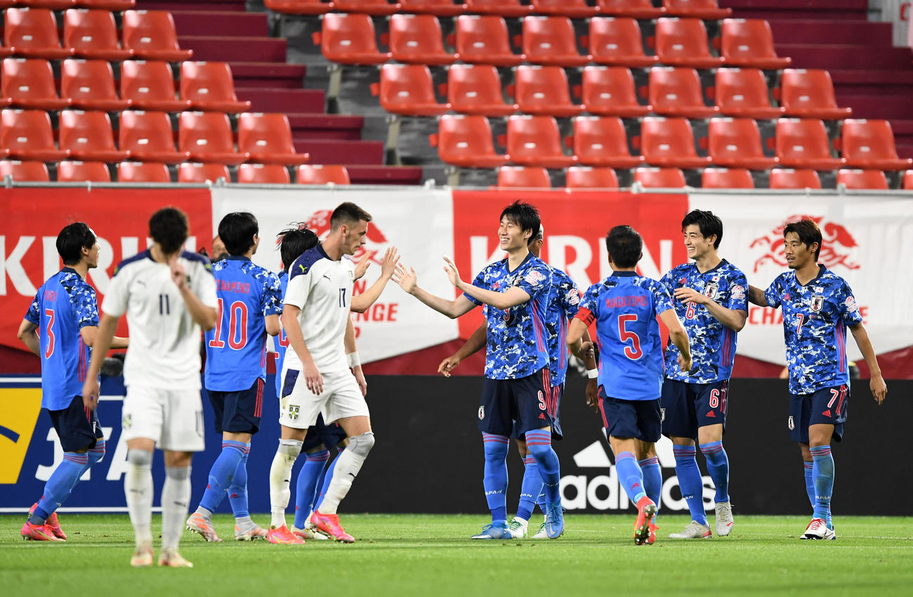 日本対セルビア　後半、伊東純也（中央）が先制ゴールを決め、喜ぶ日本イレブン（撮影・横山健太）