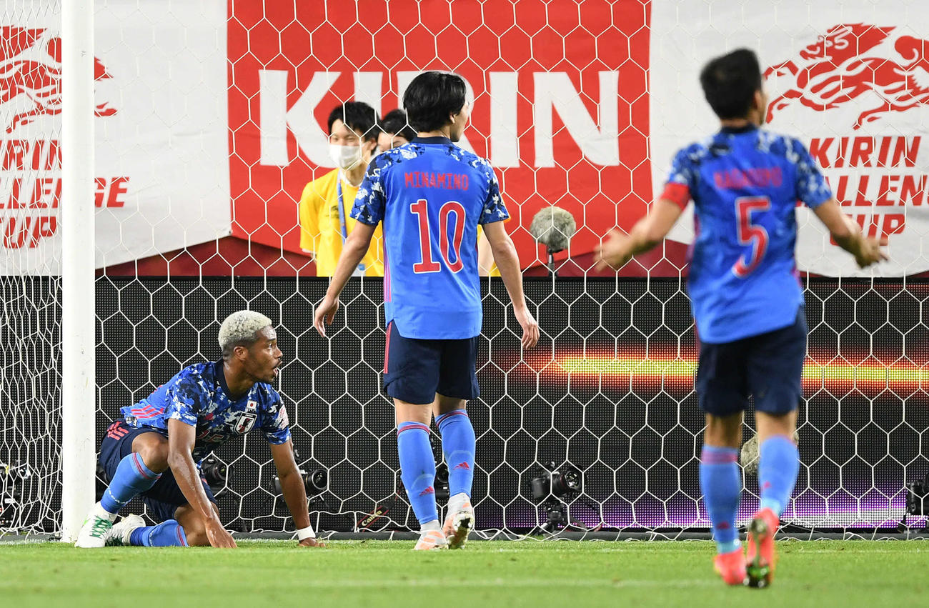 日本対セルビア　後半、オナイウ（左）がゴールを決めたと思われたが、オフサイドとなる（撮影・横山健太）