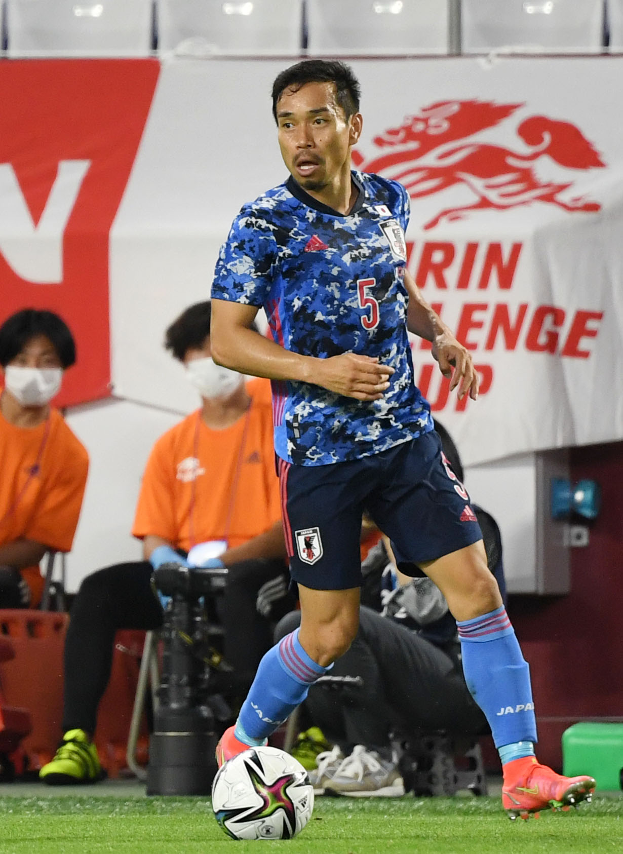 日本対セルビア　前半、サイドから攻め込む長友（撮影・横山健太）