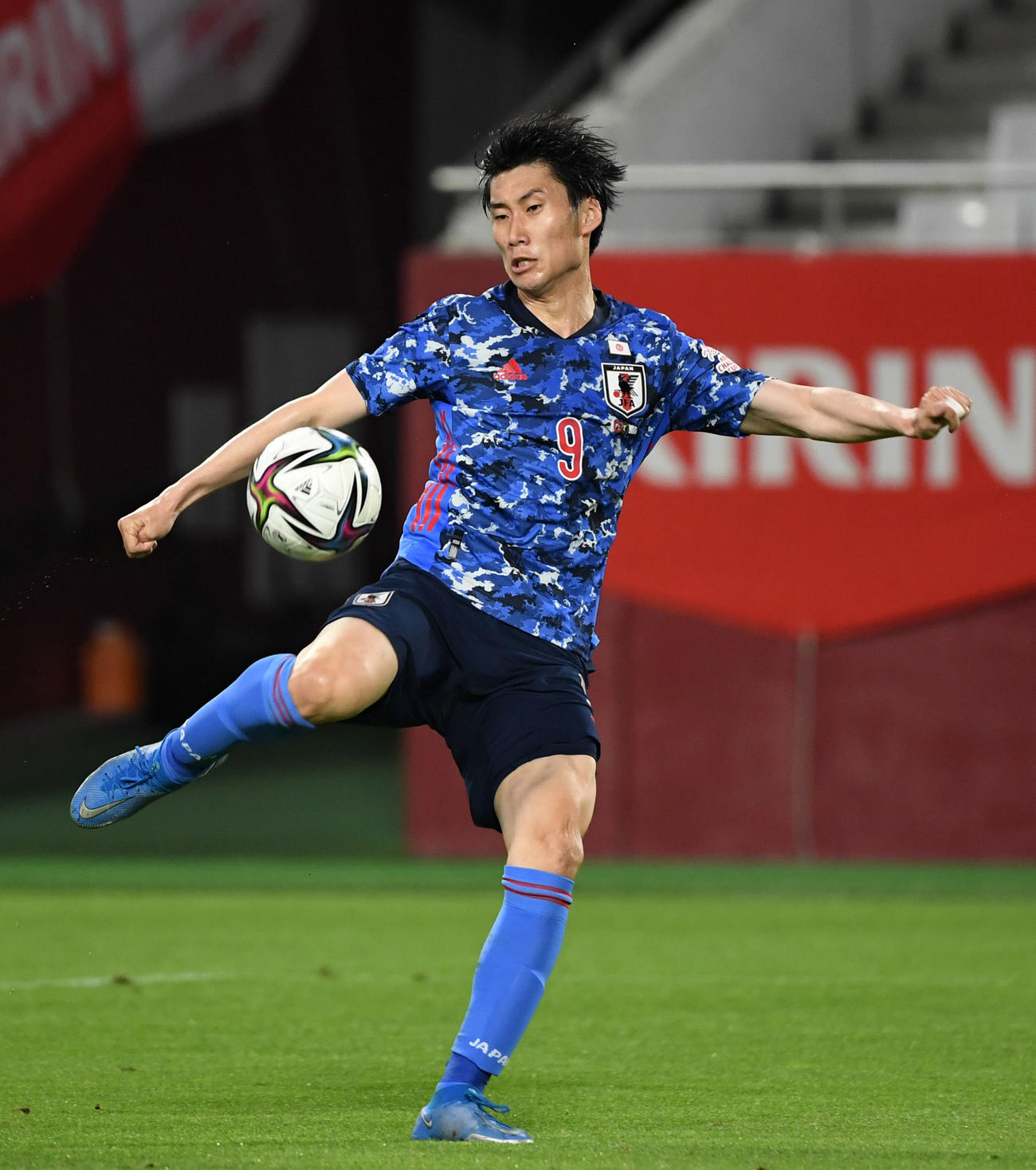 日本対セルビア　前半、シュートを放つ鎌田（撮影・横山健太）