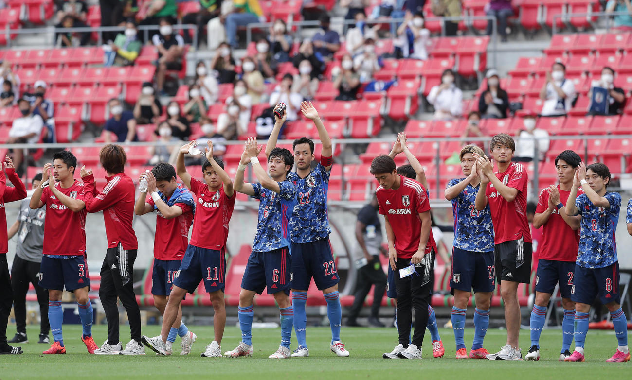 U－24日本対ジャマイカ　ジャマイカに勝利し、スタンドの観客にあいさつする吉田（中央）らU－24日本の選手たち（撮影・前田充）