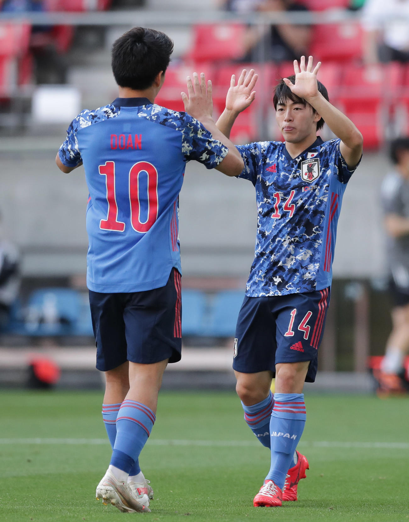 U－24日本対ジャマイカ　後半、チーム4点目のゴールを決めた堂安（左）とハイタッチするアシストの相馬（撮影・前田充）