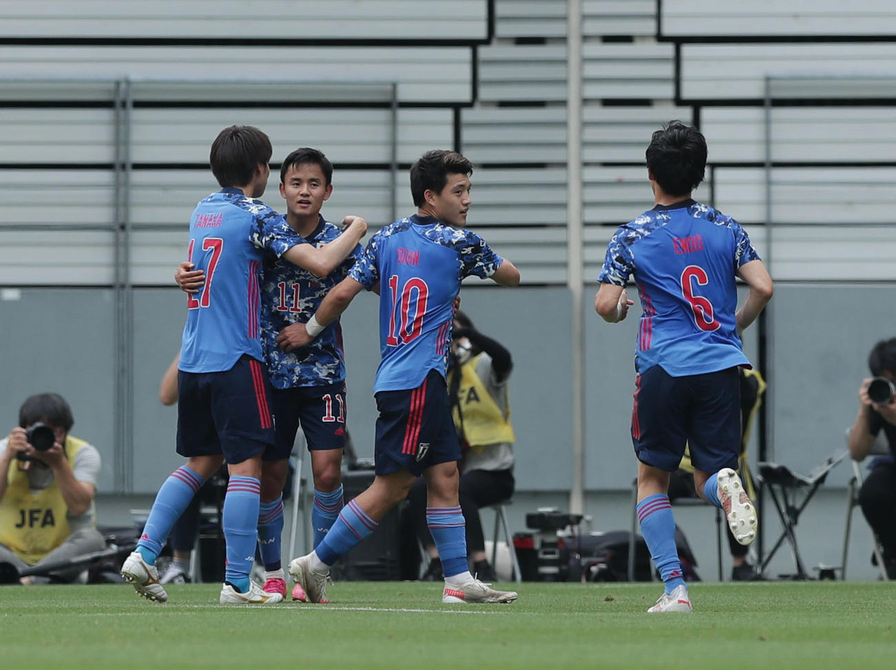U－24日本対ジャマイカ　前半、先制ゴールを決めて仲間と喜ぶ久保（左から2人目）（撮影・前田充）