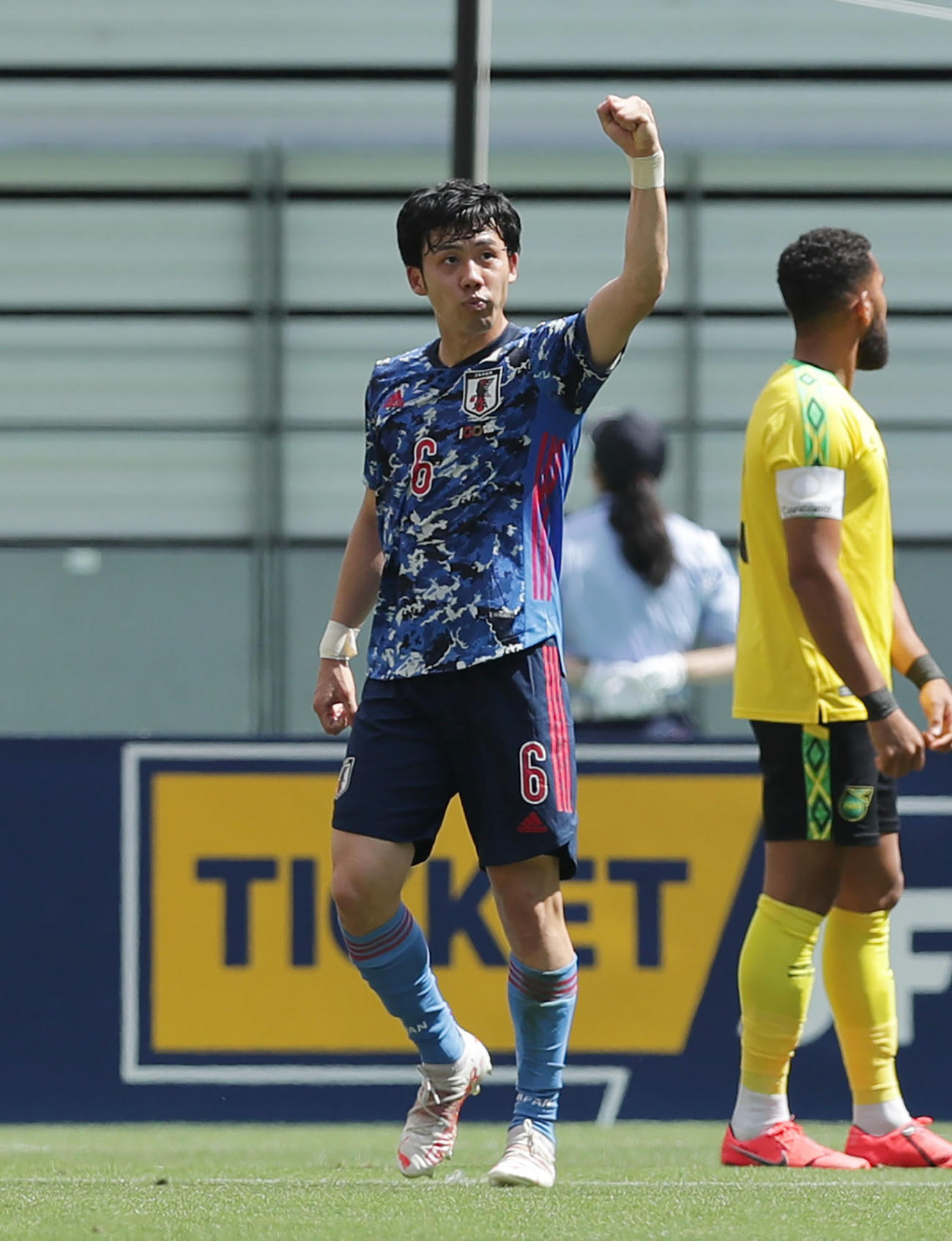 U－24日本対ジャマイカ　前半、チーム2点目のゴールを決めガッツポーズする遠藤航（撮影・前田充）