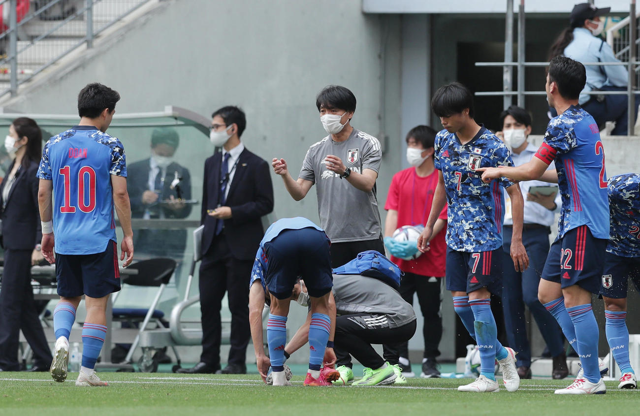 U－24日本対ジャマイカ　前半、飲水タイムに選手たちに指示を出す横内監督（中央）（撮影・前田充）