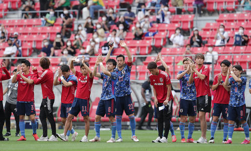 U－24日本対ジャマイカ　ジャマイカに勝利し、スタンドの観客にあいさつする吉田（中央）らU－24日本の選手たち（撮影・前田充）