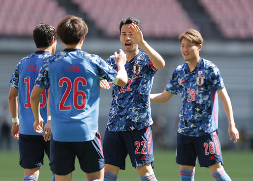 U－24日本対ジャマイカ　後半、ゴールを決めた上田（左から2人目）を祝福する吉田（右から2人目）ら（撮影・前田充）